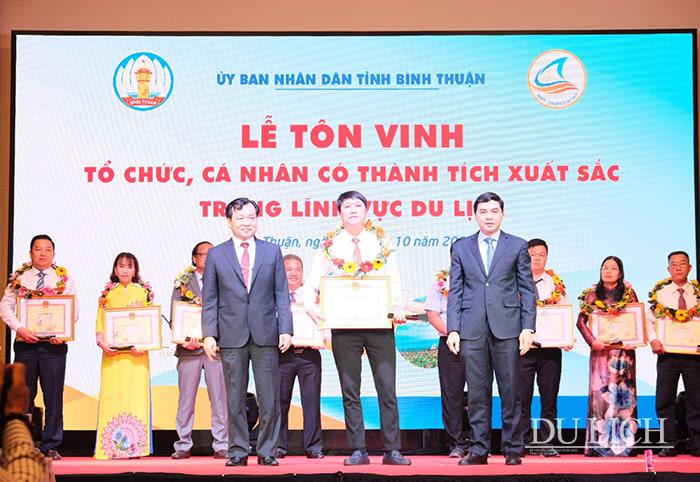 Ông Nguyễn Đức Xuyên - Tổng Biên tập Tạp chí Du lịch nhận Bằng khen và cúp lưu niệm do UBND tỉnh Bình Thuận trao tặng. Ảnh: Thế Phi